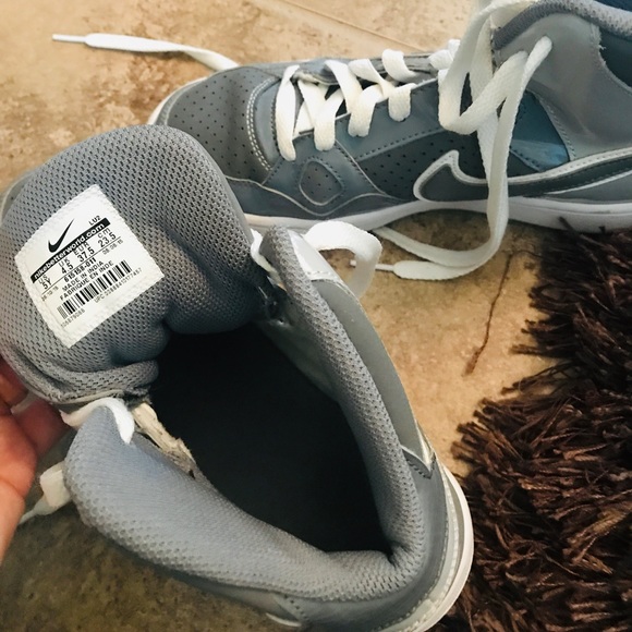 Nike youth basketball shoes - Picture 2 of 2